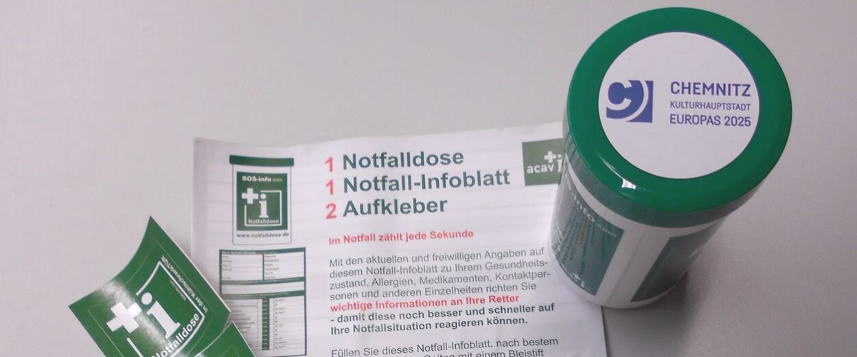 Die Notfalldose im heimischen Kühlschrank kann im Notfall Leben retten.