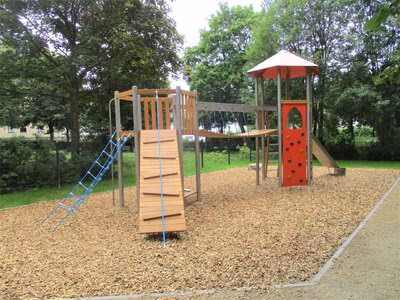 Spielplatz Blücherplatz, Klettergerüst mit Rutsche