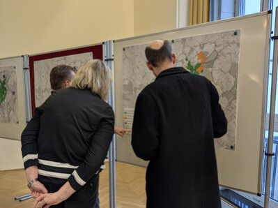 Teilnehmer der zweiten Informationsveranstaltung zur Kommunalen Wärmeplanung in Chemnitz informieren sich an den Thementischen.