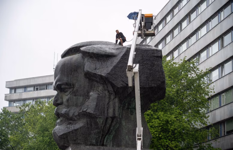 Materialprobe am Karl-Marx-Monument entnommen