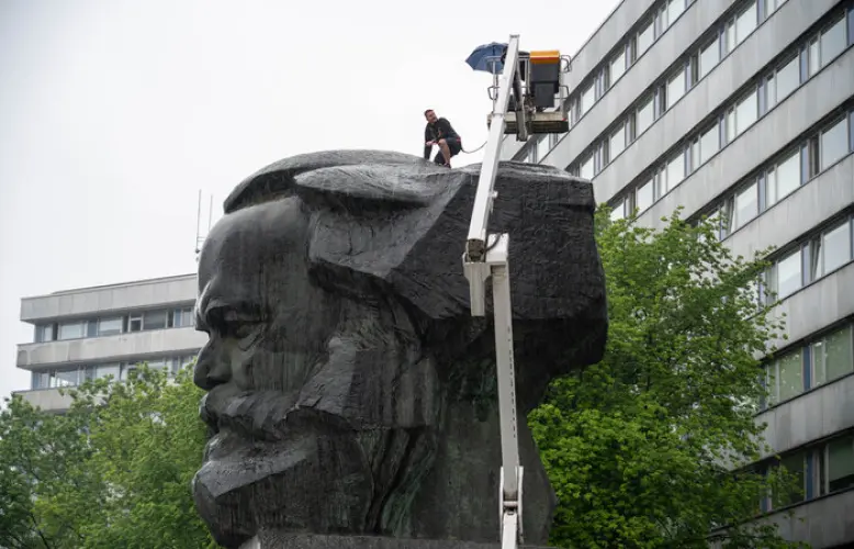 Materialprobe am Karl-Marx-Monument entnommen