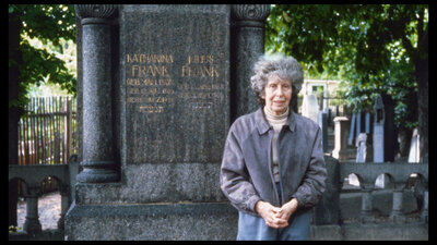Irmi Selver, die 1984 ihrer Geburtsstadt Karl-Marx-Stadt und dem Jüdischen Friedhof einen Besuch abstattete