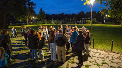 Teilnehmende der Fledermausnacht am Schlossteich
