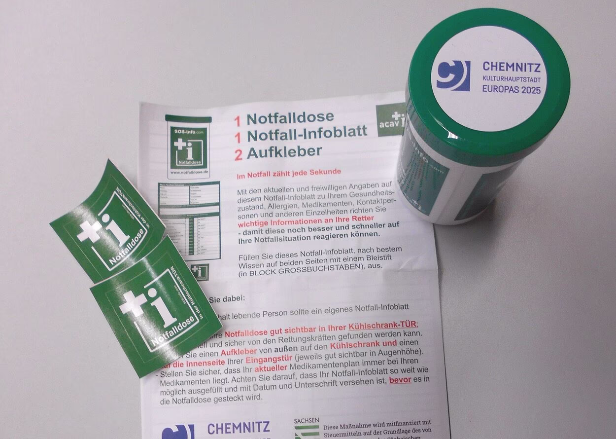 Die Notfalldose im heimischen K&uuml;hlschrank kann im Notfall Leben retten.