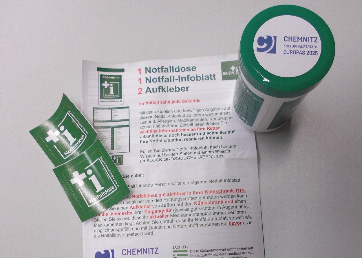 Die Notfalldose im heimischen Kühlschrank kann im Notfall Leben retten.