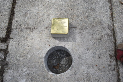 Stolperstein vor dem Einsetzen an seinem vorgesehenen Platz im Boden.