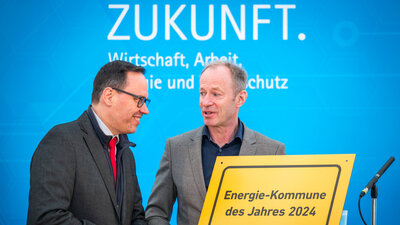 Energieminister Panter und Bürgermeister Kunze bei der Übergabe der Titel "Energiekommune des Jahres"
