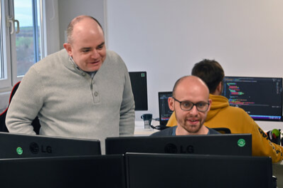 Matthias Domes im Gespräch mit einem Mitarbeiter.