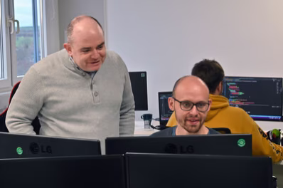 Matthias Domes im Gespräch mit einem Mitarbeiter.