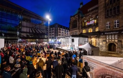 Hunderte Chemnitzer:innen erinnerten zum Chemnitzer Friedenstag an die Zerstörung von Chemnitz vor 78 Jahren.