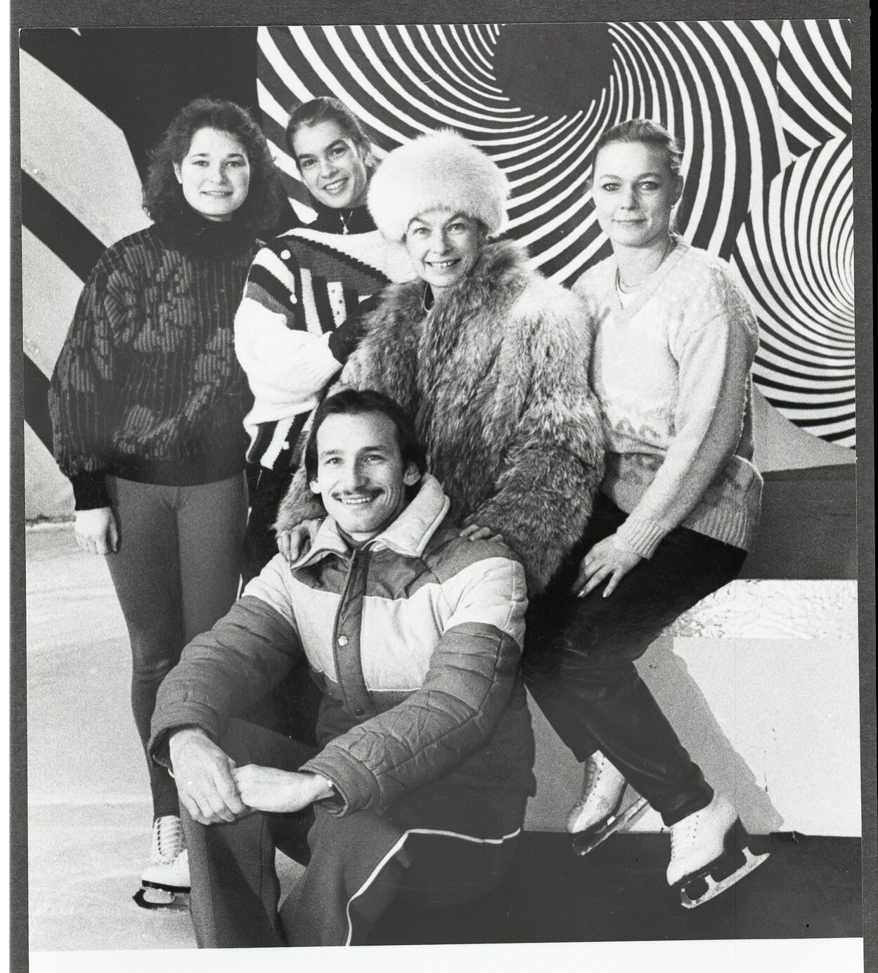 Jutta Müller und ihre Schützlinge (von links nach rechts: Anett Pötzsch, Katarina Witt, Jutta Müller, Gabriele Seyfert; vorn: Jan Hoffmann)