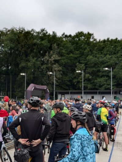 Etwa 150 Teilnehmende der Sternfahrten warten auf die Ankunft des EPR.