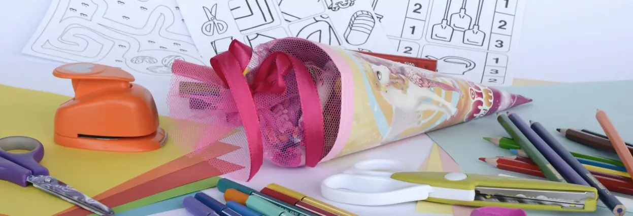 Schult&uuml;te mit Bastelutensilien auf dem Schreibtisch