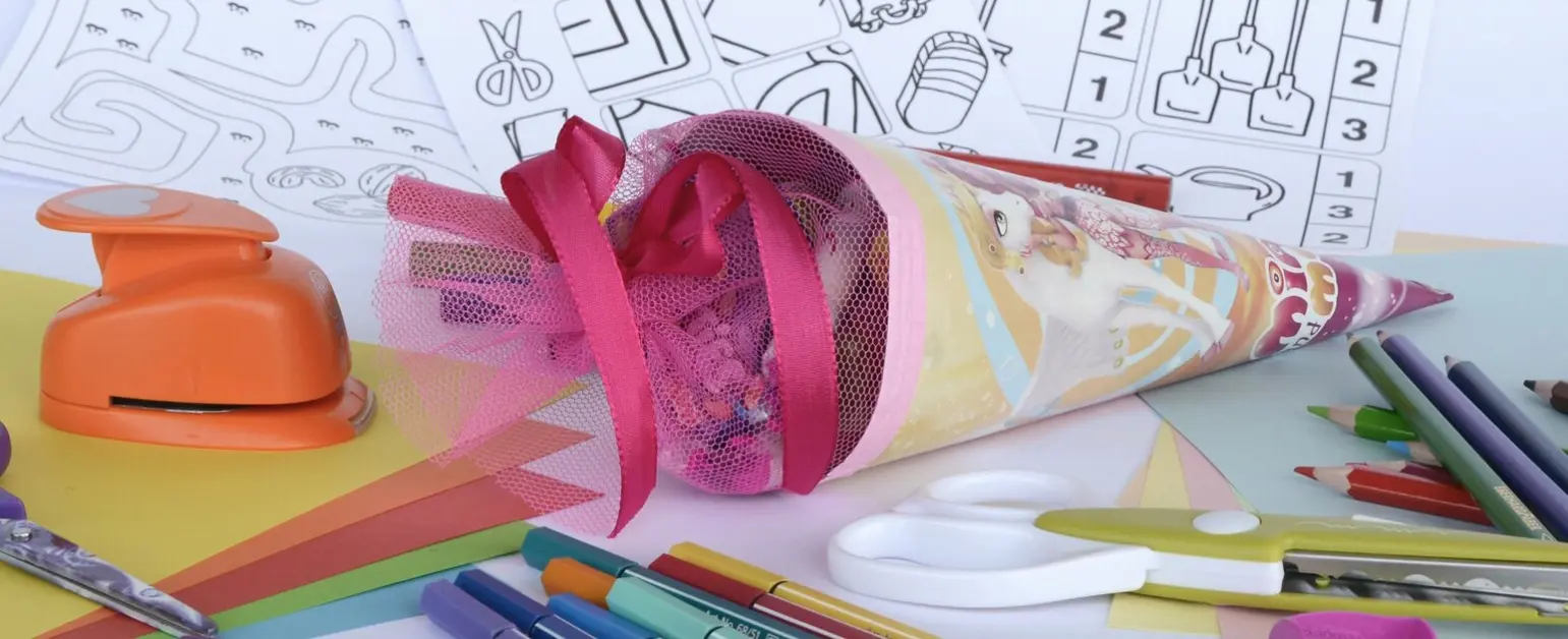 Schult&uuml;te mit Bastelutensilien auf dem Schreibtisch