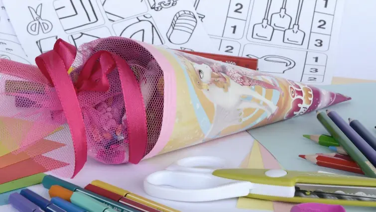 Schult&uuml;te mit Bastelutensilien auf dem Schreibtisch