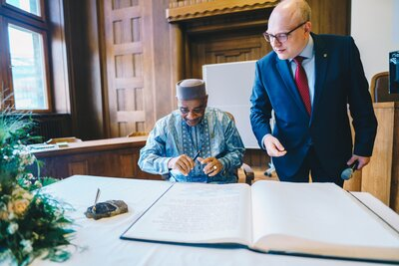 Abdoulaye Kalil Ascofaré aus Timbuktu bei der Eintragung ins Goldene Buch der Stadt Chemnitz