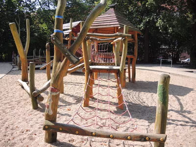 Spielplatz Gerhart-Hauptmann-Platz, Spielanlage mit Rutsche
