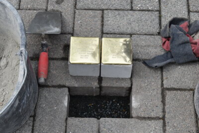 Stolperstein vor dem Einsetzen an seinem vorgesehenen Platz im Boden.