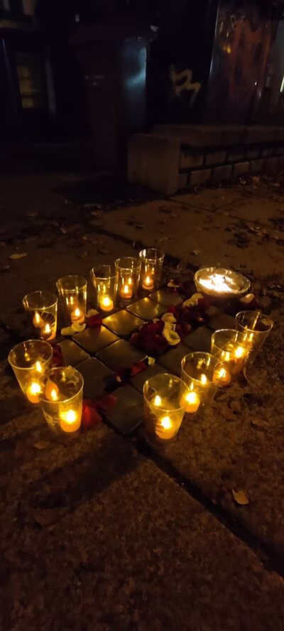 Lichter an geputzten Stolpersteinen