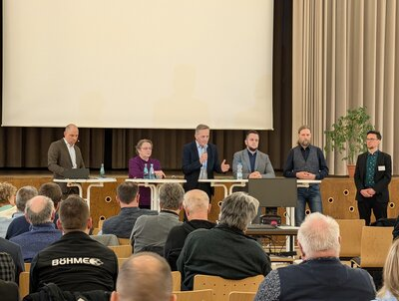 Die Amtsleiterin des Umweltamtes Chemnitz, Frau Carina Kühnel, und Experten während der Fragenrunde zur kommunalen Wärmeplanung in Chemnitz.
