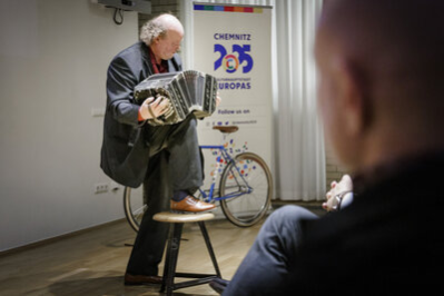 Bandoneon-Spieler Jürgen Karth, Partner im Projekt " Bewegende Klänge – Concertina & Akkordeon"