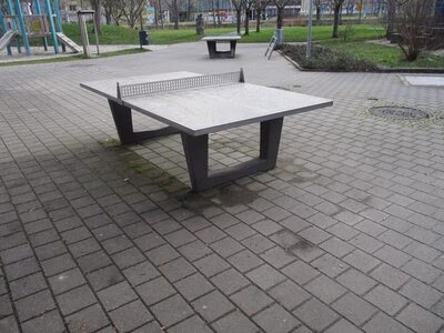 Spielplatz Park am Falkeplatz (Zentrum), Tischtennisplatten