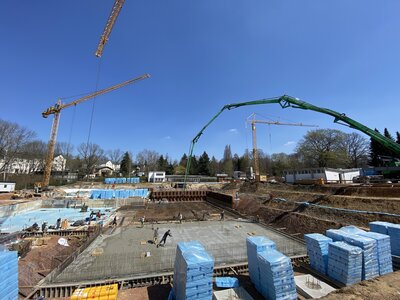 Die Betonage der Bodenplatte erfolgt aufgrund der verhältnismäßig großen Fläche abschnittweise in mehreren Arbeitsgängen mittels einer entsprechend dimensionierten Betonpumpe