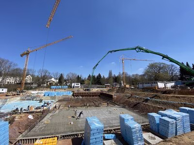 Die Betonage der Bodenplatte erfolgt aufgrund der verhältnismäßig großen Fläche abschnittweise in mehreren Arbeitsgängen mittels einer entsprechend dimensionierten Betonpumpe