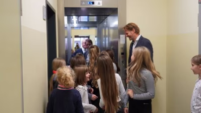 Premienfahrt mit dem Baubürgermeister: Die Schülerinnen und Schüler mit Michael Stötzer am Fahrstuhl.