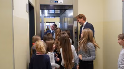 Premienfahrt mit dem Baubürgermeister: Die Schülerinnen und Schüler mit Michael Stötzer am Fahrstuhl.