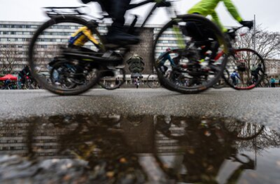 Mehr als 100 Radfahrer:innen beteiligten sich an der Radparade "Radeln für den Frieden"