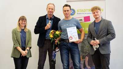 Gewinner der Kategorie "Der aktivste Radler" Herr Sten Brückner mit Bürgermeister Knut Kunze und STADTRADELN-Koordinatoren Sarah Arnold und Robert Jehmlich