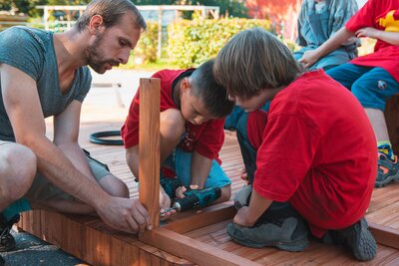 Preisverdächtig: Die parkplatzgroßen Stadtmöbel (sogenannte Parklets) wurden gemeinsam von Chemnitzerinnen und Chemnitzern sowie der Stadt Chemnitz geplant und gebaut. Sie stehen an der Zeisigwaldstraße und Hans-Ziegler-Straße entlang von NUMICO.