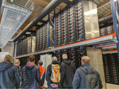 Personen im Batteriespeicher der eins