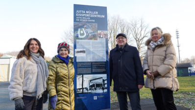 Kati Witt, Gabi Seyfert, Oberbürgermeister Sven Schulze und Bürgermeisterin Dagmar Ruscheinsky stehen neben der neuen Stele.