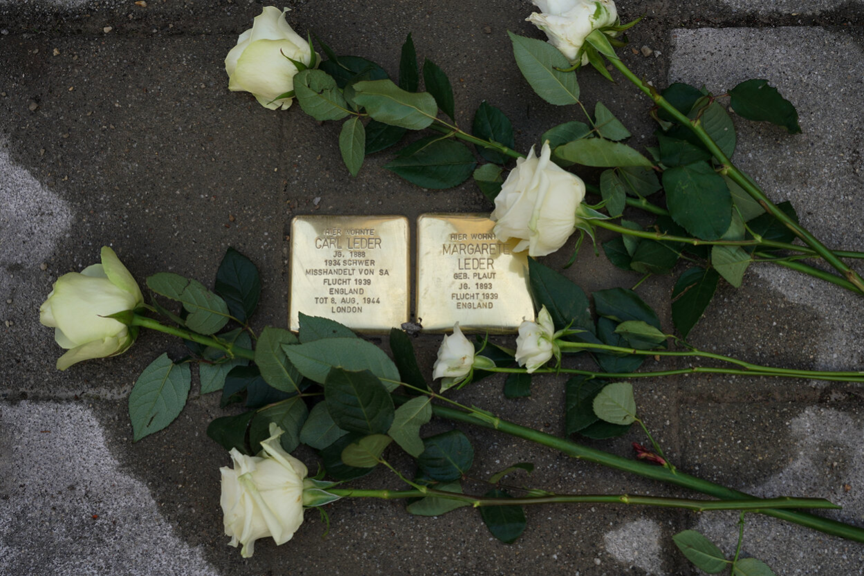 Stolpersteine der Familie Leder. Auf den Steinen steht: Hier wohnte Carl Leder, Jg. 1888, 1934 schwer misshandelt von SA, Flucht 1939, England, Tot 8. Aug. 1944 London |  Hier wohnte Margarete Leder, geb. Platz, Jg. 1893, Flucht 1939, England