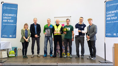 Die Gewinner der Kategorie "Das fahrradaktivste Unternehmen" des Teams VW Motorenwerk Chemnitz mit Bürgermeister Knut Kunze und STADTRADELN-Koordinatoren Sarah Arnold und Robert Jehmlich