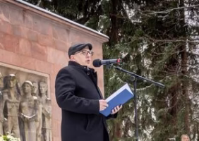 Oberb&uuml;rgermeister Sven Schulze hielt eine Rede am Mahnmal der Opfer des Nationalsozialismus im Park der Opfer des Faschismus.