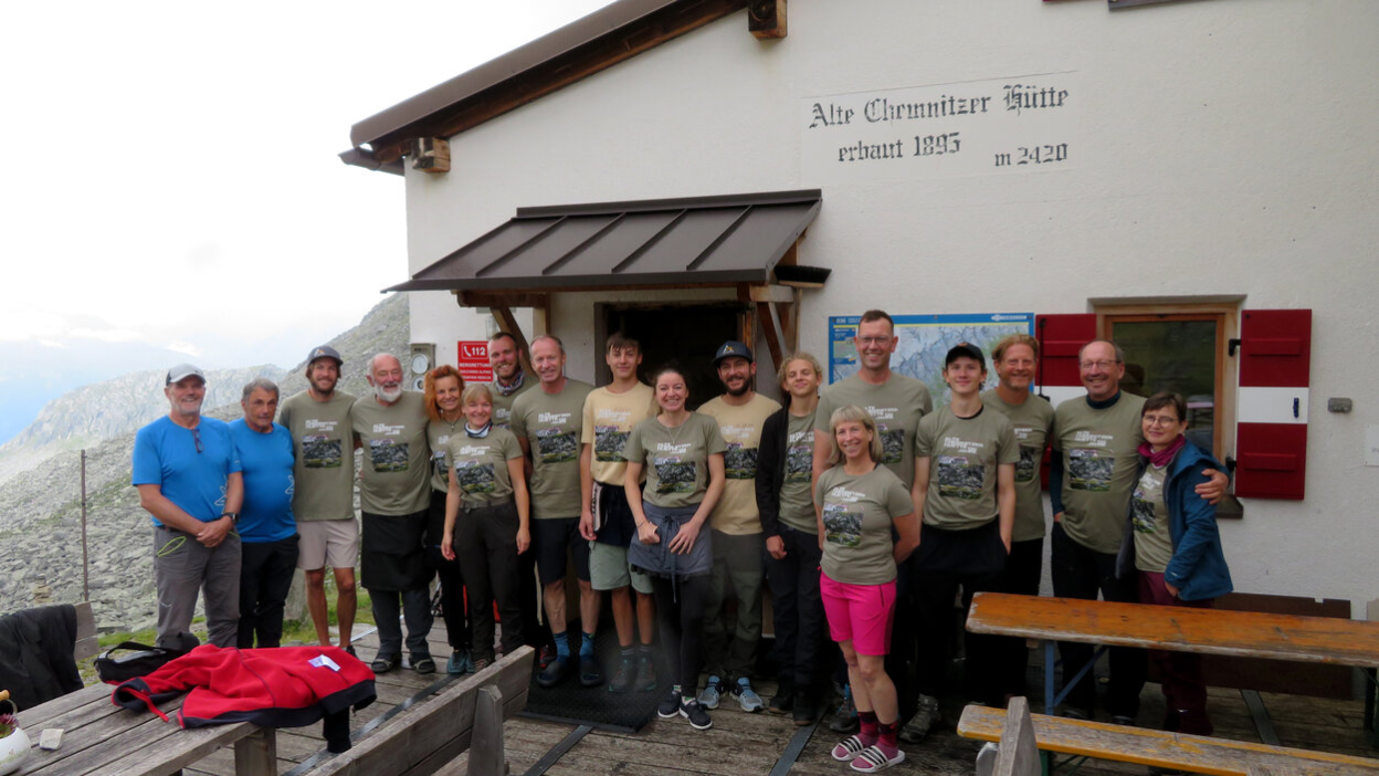 Mitglieder des Freundeskreises Chemnitzer im Hütte im Deutschen Alpenverein, Sektion Chemnitz mit der Betreiberfamilie Gruber und den Bürgermeistern Michael Stötzer und Knut Kunze vor der Chemnitzer Hütte