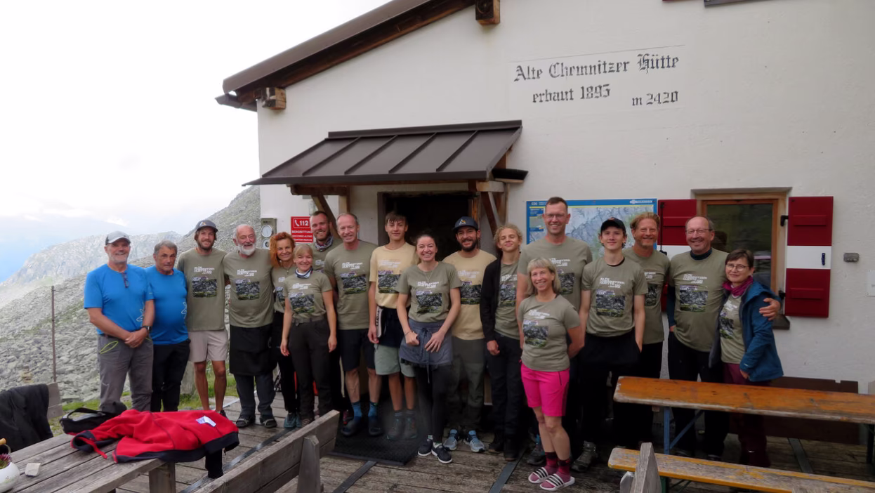 Gruppenfoto vor der Chemnitzer Hütte