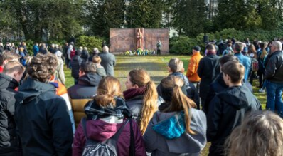 Oberbürgermeisterin Barbara Ludwig legte bei der traditionellen Gedenkveranstaltung auf dem Städtischen Friedhof gemeinsam mit Chemnitzerinnen und Chemnitzern einen Kranz nieder.
