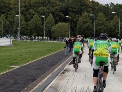 Nach der Ankunft des European Peace Ride fuhren alle Radelnden gemeinsam mit dem Peloton eine Runde im Stadion.