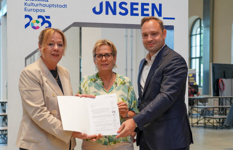 Kulturministerin Barbara Klepsch überreicht Bescheid zum Brückenjahr der Kulturhauptstadt Chemnitz für das Jahr 2026