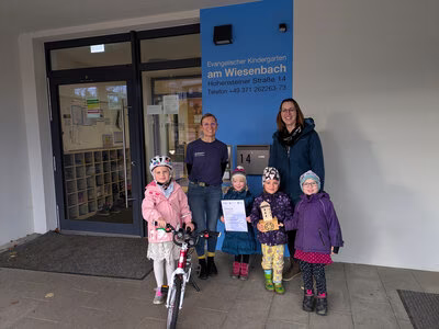 STADTRADELN-Kinder der Kita Wiesenstraße mit STADTRADELN-Koordinatorin Frau Arnold