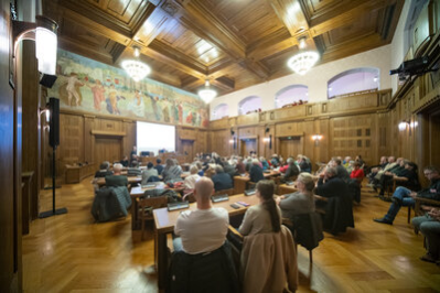 Numerous residents accepted the invitation to the city council chamber