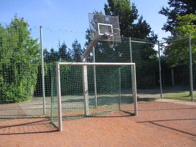 Spielplatz Alfred-Neubert-Straße, Tor und Baskettballständer