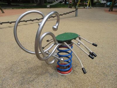 Spielplatz Luisenplatz, Federwippe