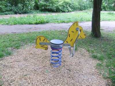 Spielplatz am Marie-Luise-Pleißner-Park, Federwippe Hund