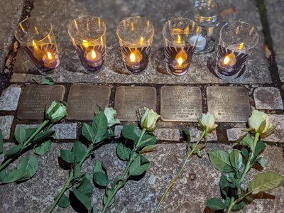Lichter an geputzten Stolpersteinen für die Familie Mandel