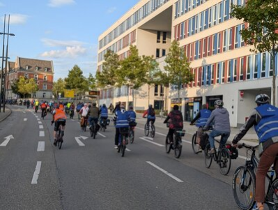 Die Tour ist fast geschafft. Alle Teilnehmer sind auf dem Rückweg zum Bahnhofsvorplatz.